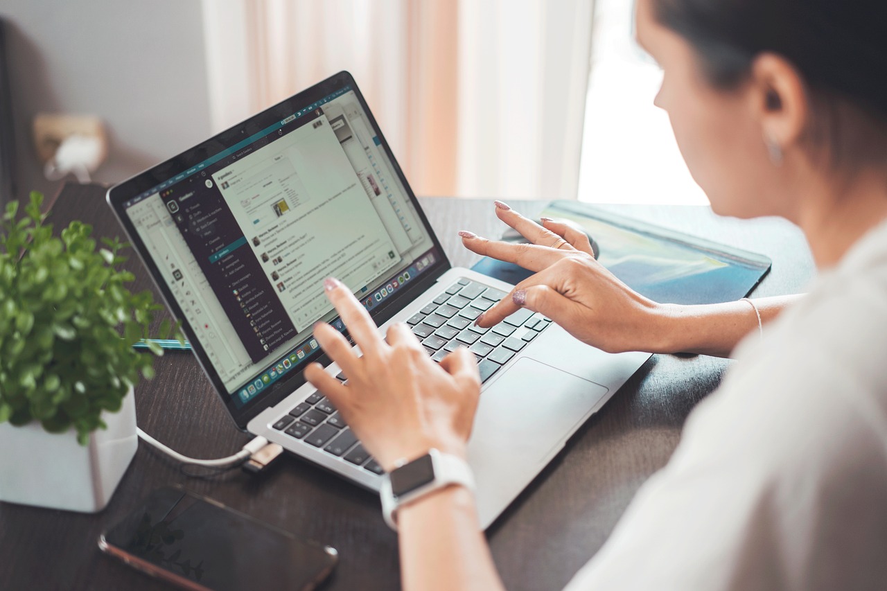 Une emprunteuse compare ses devis d'assurance en ligne