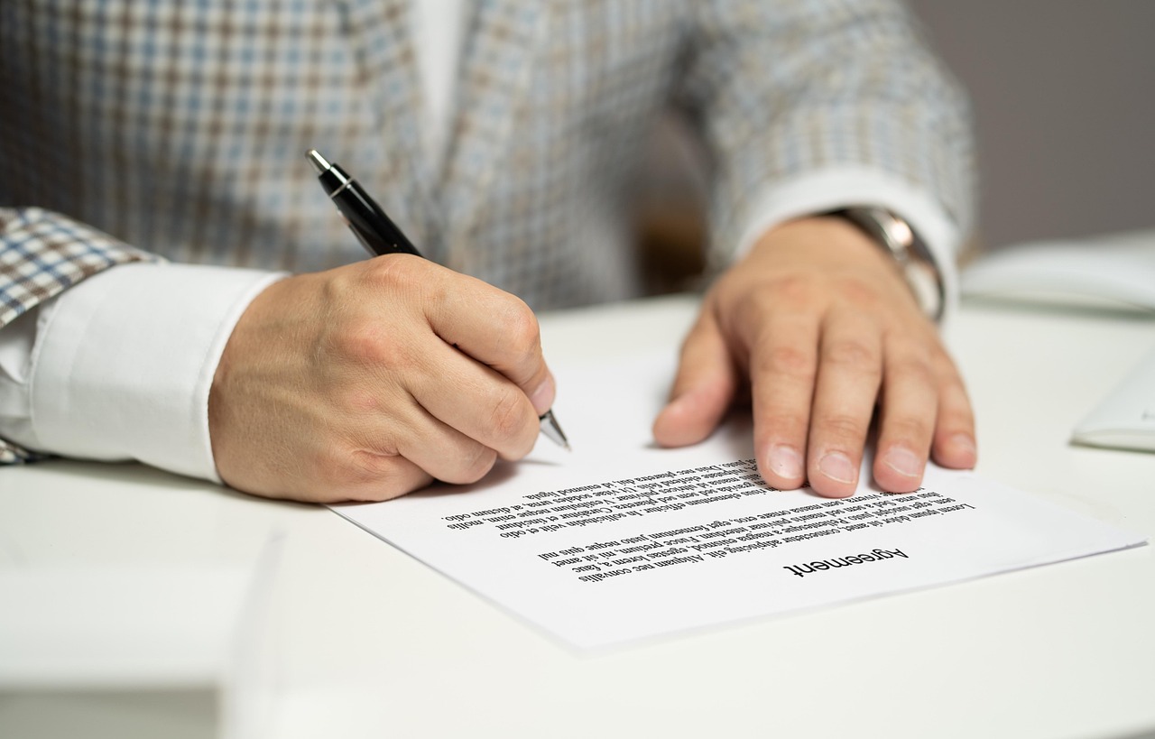 Signature d'un contrat d'assurance emprunteur