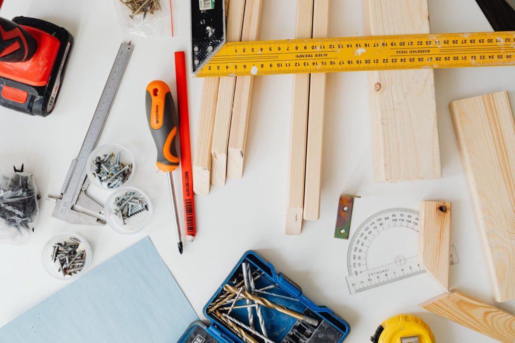 Outils indispensables pour bricoler à la maison