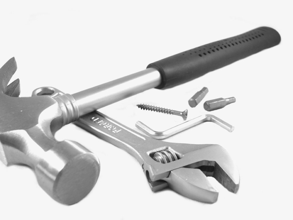 Outils essentiels pour petites réparations à la maison