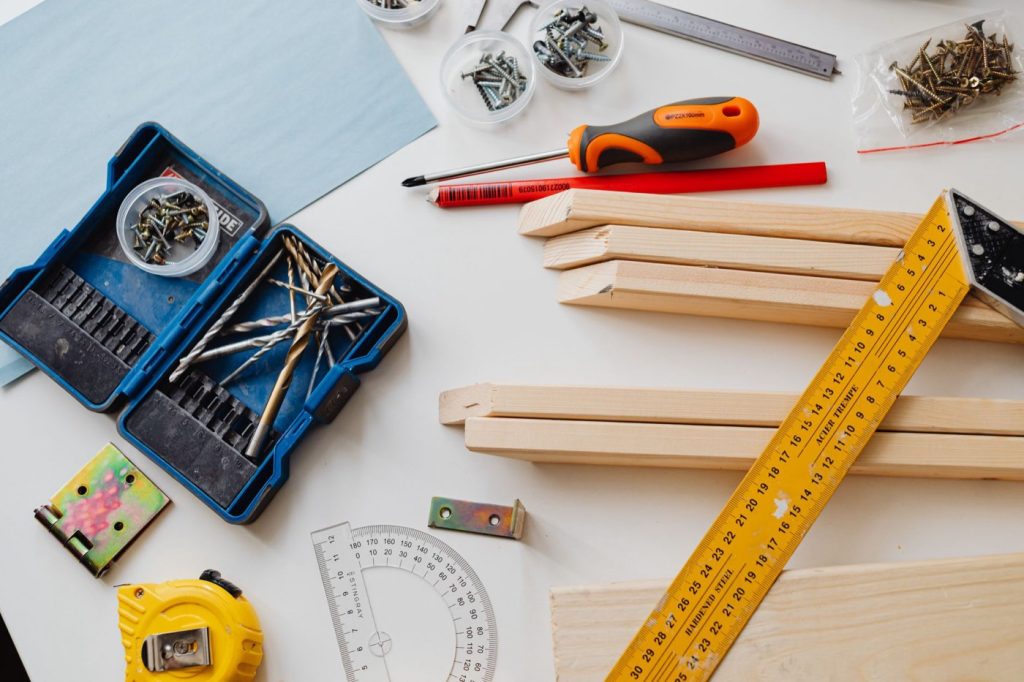 Outils essentiels pour bricoler à la maison
